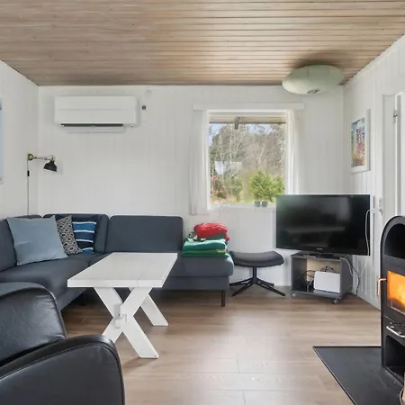 Lovely In Peaceful Surroundings *