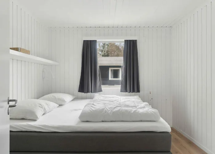 Lovely In Peaceful Surroundings *